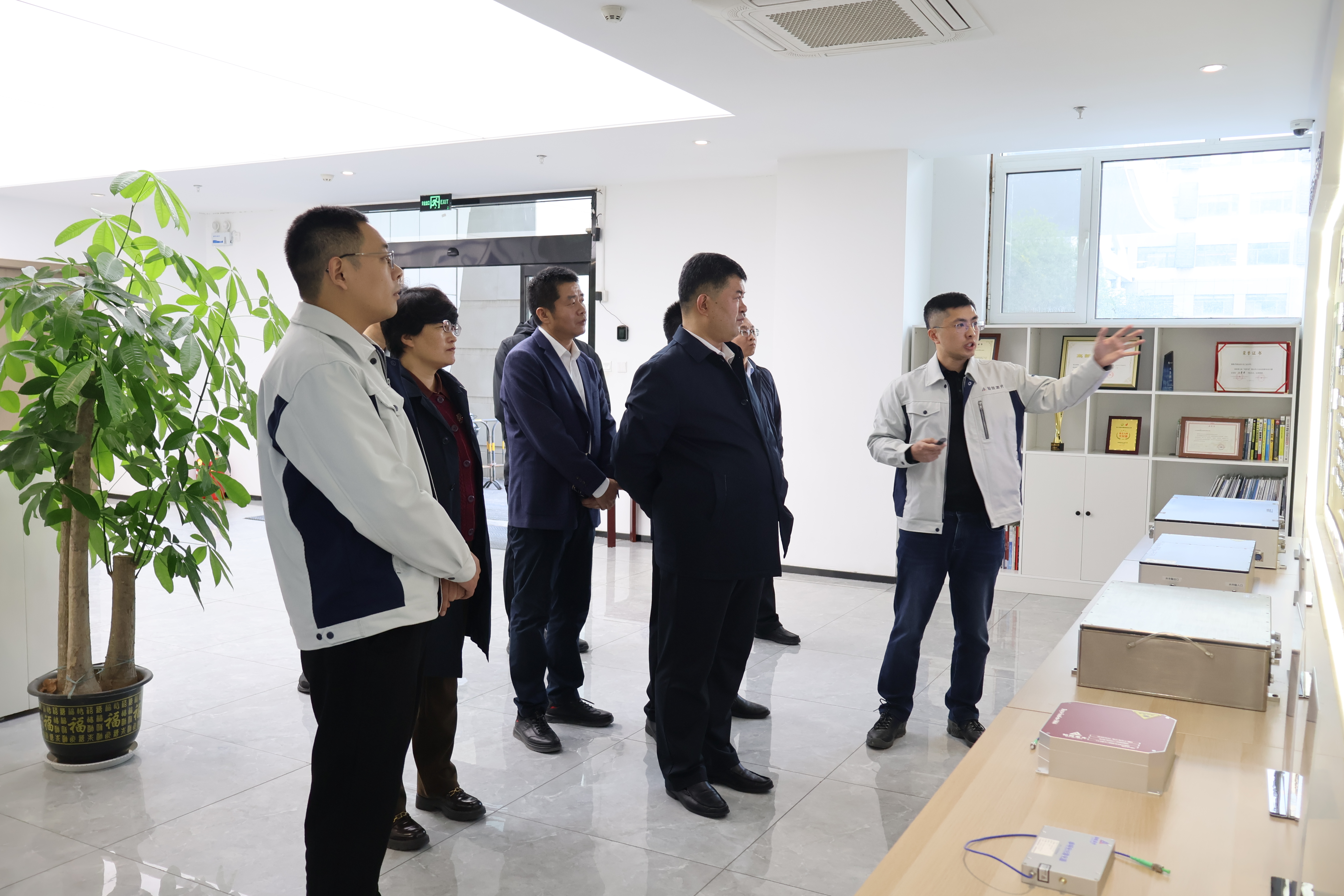 历城区区委副书记、区长于炳基一行莅临夜性影院考察指导