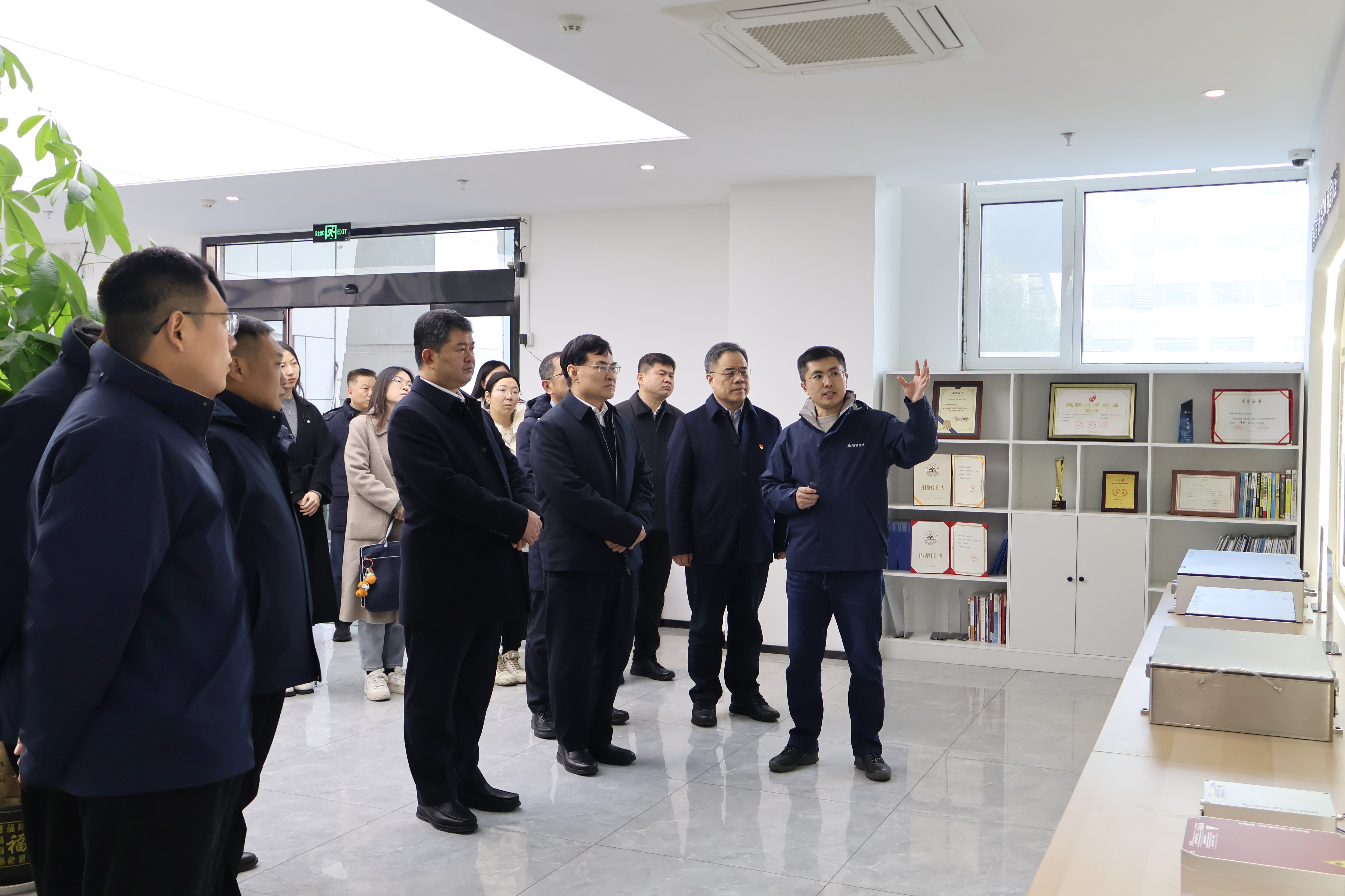 省市区领导莅临夜性影院参观指导